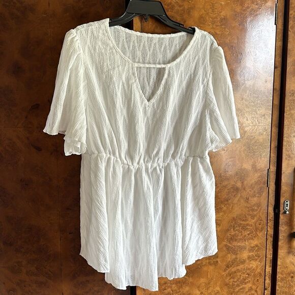 White blouse  - Picture 6 of 8